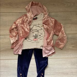 Is a Vince Camuto brand. Size 2T